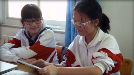 Students at Renda Fuzhong Xishan school use an iPad in the classroom.